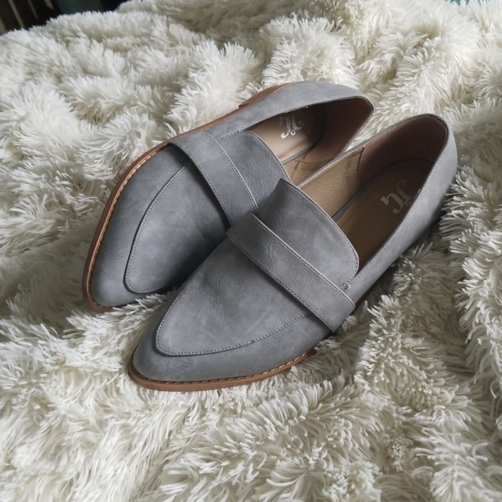 Grey pointed loafers
